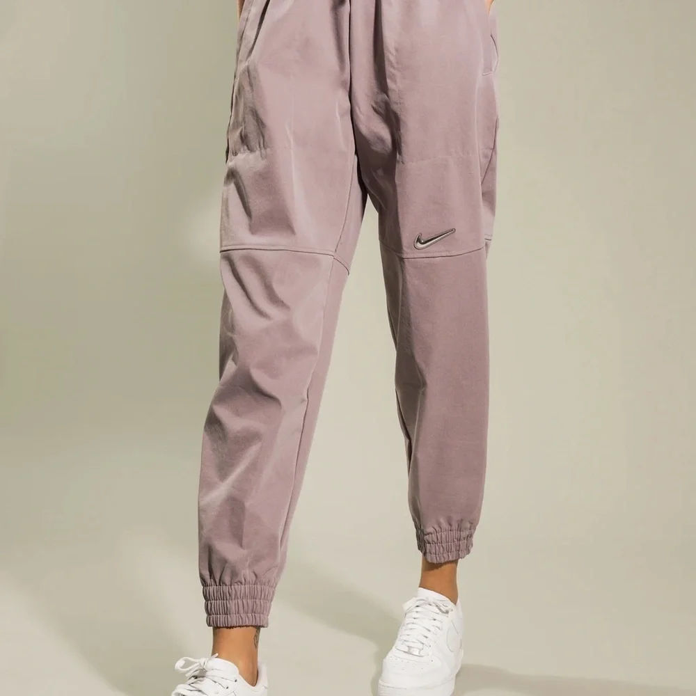 Nike Women’s Relaxed Fit Jogger Pants – Mauve Purple – Size M